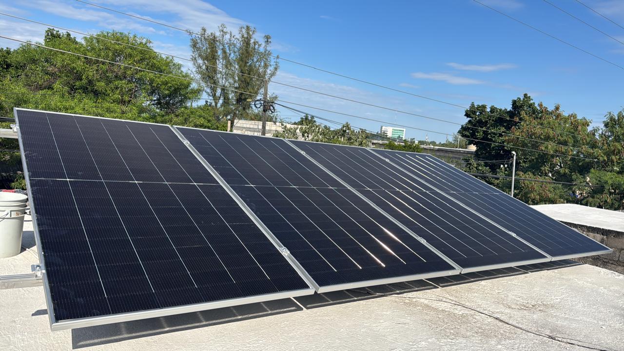 Paneles Jinko Solar y Growatt